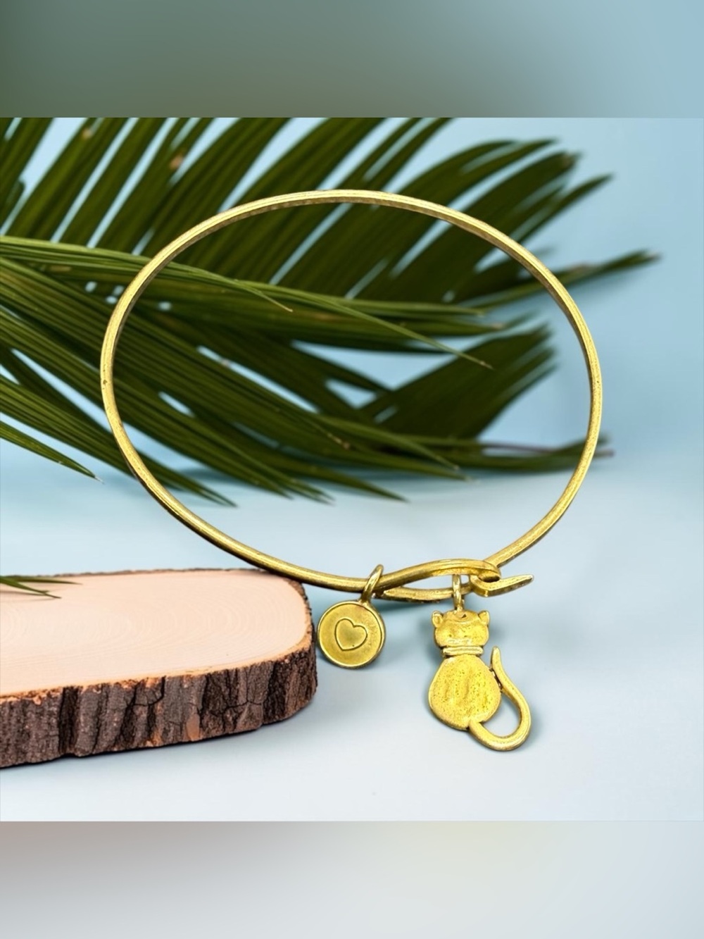 🏷️‼️5/$25🏷️‼️🐱Gold-Tone Sitting Cat Charm Hook & Eye Loop Wire Bangle/EUC🐱